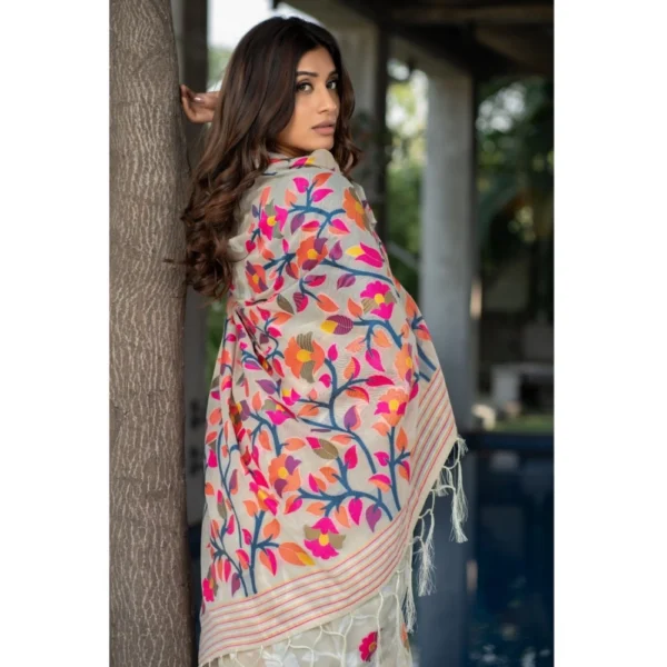 ?Women's Cotton Printed Saree With Unstitched Blouse (Off-White, 5-6 Mtrs) - Image 4