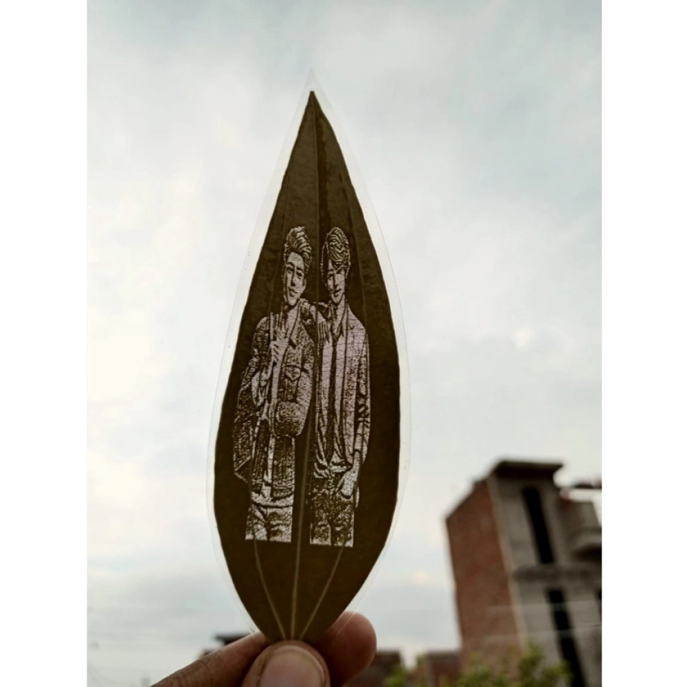 Custom Portrait on Natural Leaf 鈥�Friendship