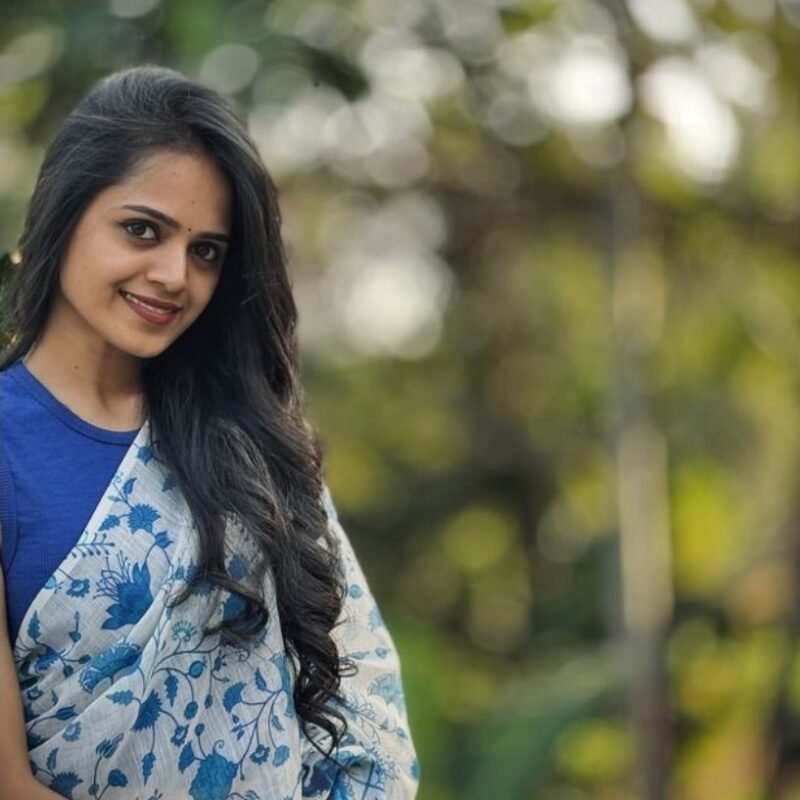 Women's Linen Floral Printeded Saree With Unstitched Blouse - 5.5 Mtr (White-Blue) - Image 5
