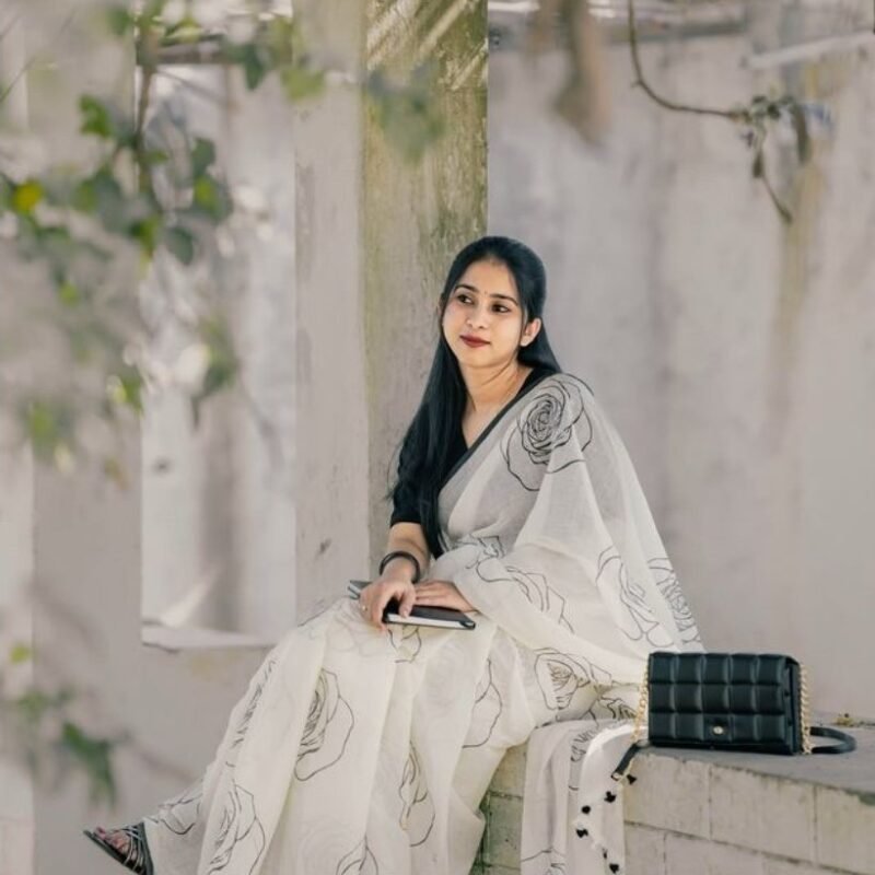 Women's Linen Floral Printed Saree With Unstitched Blouse - 5.5 Mtr (White-Black) - Image 4
