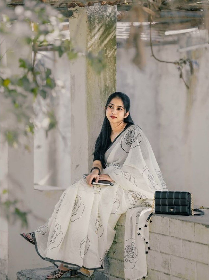 Women's Linen Floral Printed Saree With Unstitched Blouse - 5.5 Mtr (White-Black) - Image 4