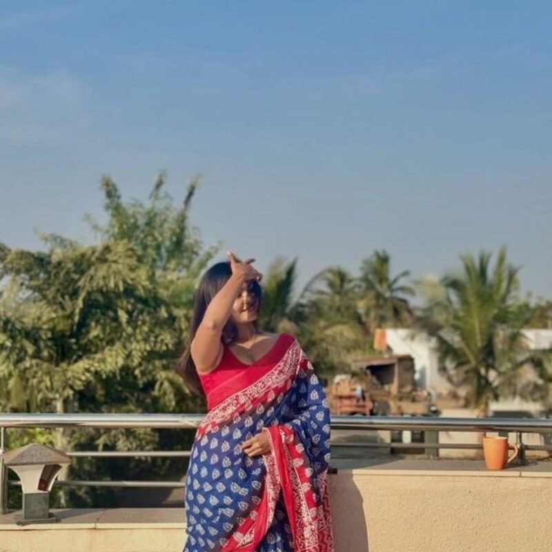Women's Linen Printed Saree With Unstitched Blouse - 5.5 Mtr (Blue-Red) - Image 3