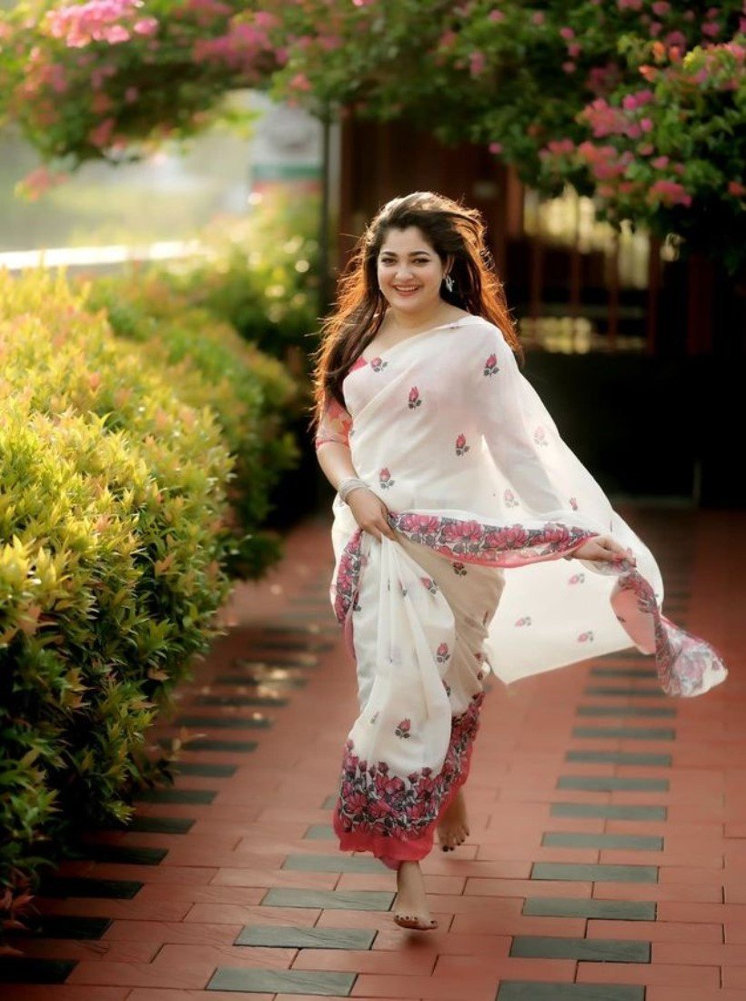Women's Linen Floral Printed Saree With Unstitched Blouse - 5.5 Mtr (Off White) - Image 3