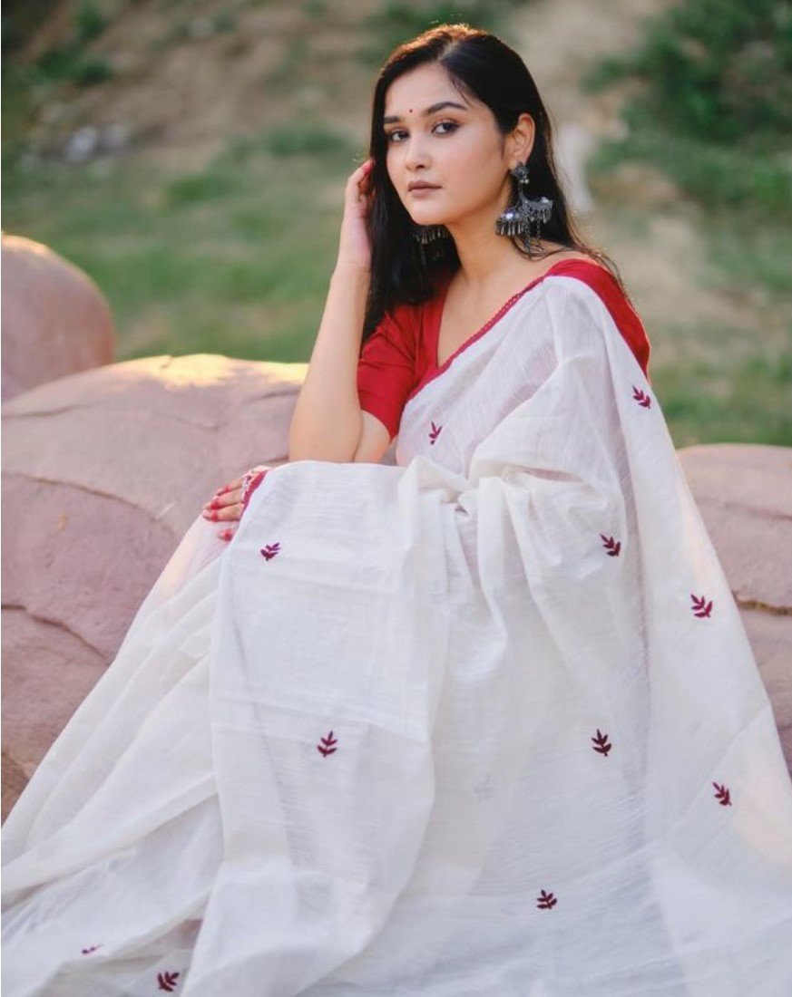 Women's Linen Embroidered Saree With Unstitched Blouse - 5.5 Mtr (White-Red) - Image 3