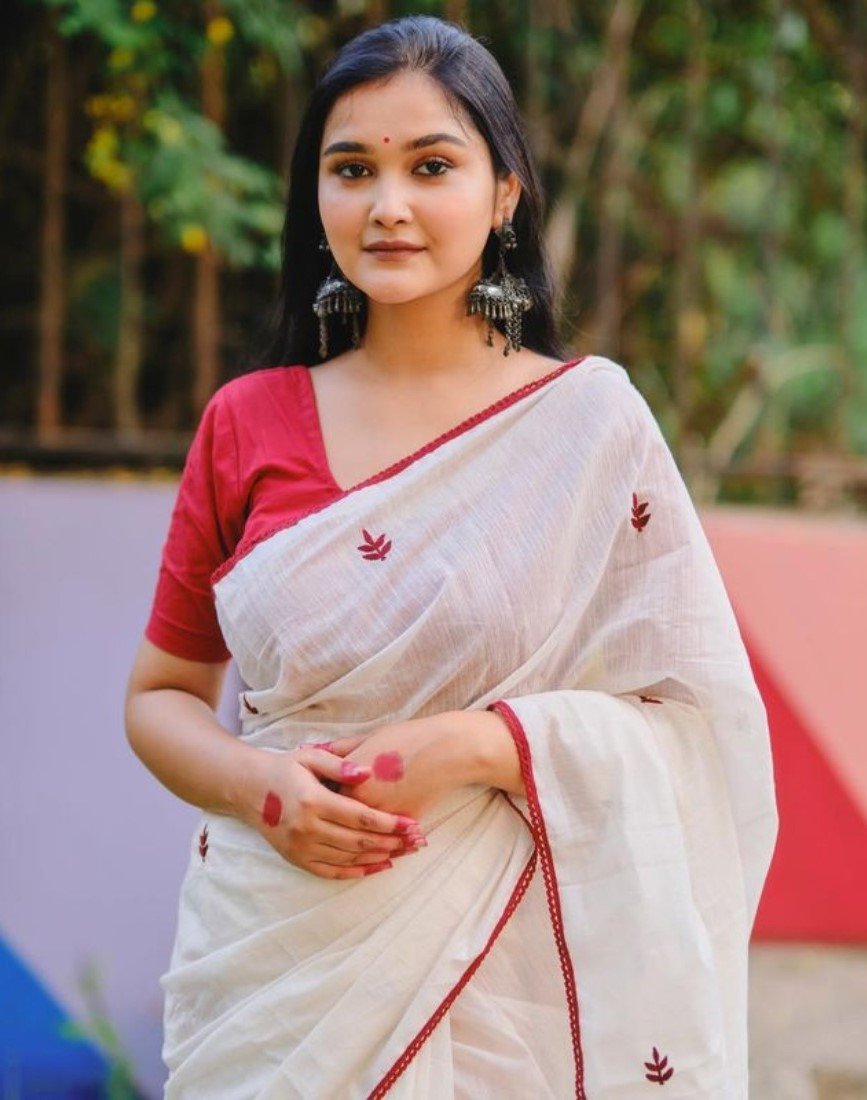 Women's Linen Embroidered Saree With Unstitched Blouse - 5.5 Mtr (White-Red) - Image 4