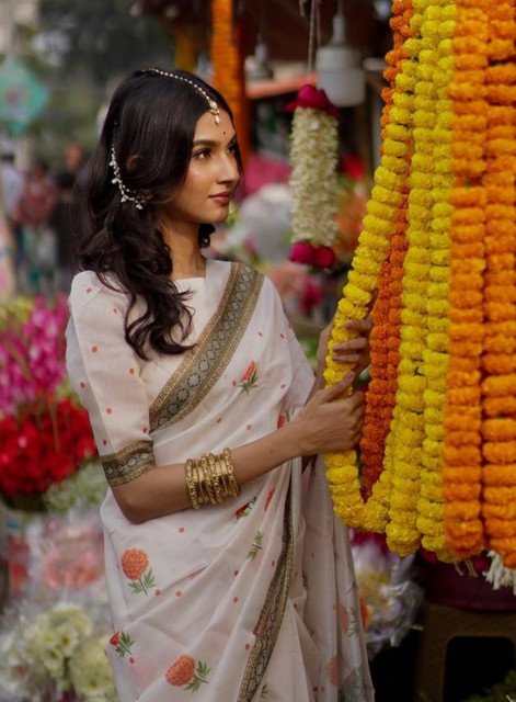 Women's Linen Floral Printed Saree With Unstitched Blouse - 5.5 Mtr (White-Orange) - Image 3
