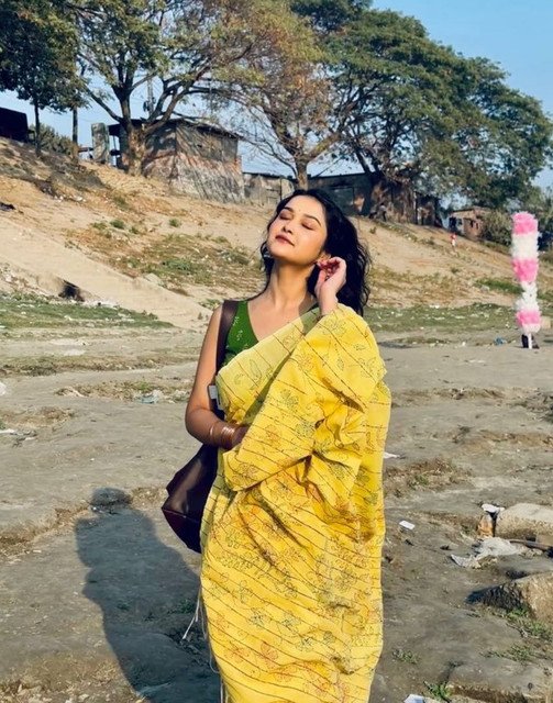Women's Linen Floral Printed Saree With Unstitched Blouse - 5.5 Mtr (Yellow) - Image 5