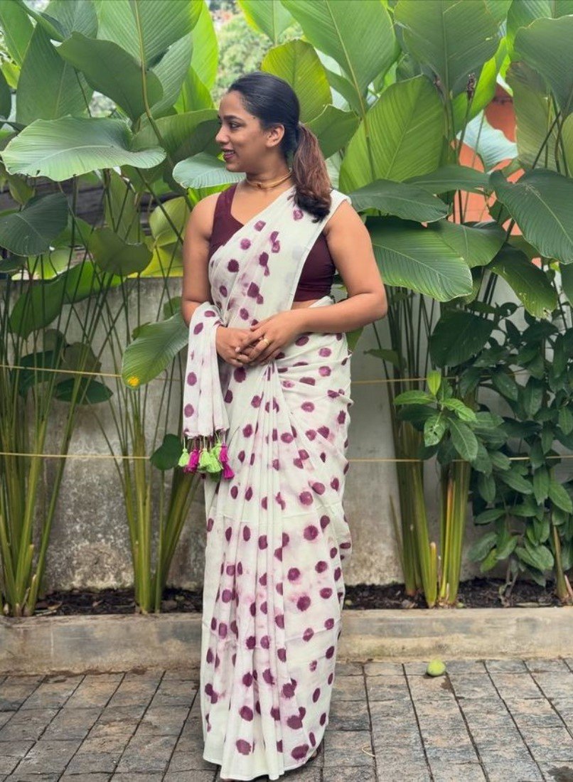 Women's Linen Printed Saree With Unstitched Blouse - 5.5 Mtr (White-Wine) - Image 5